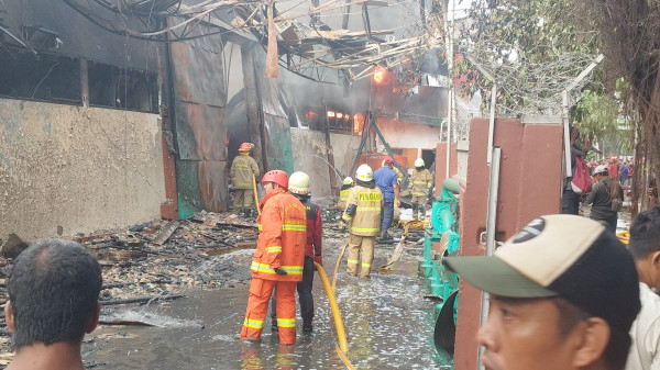 Sudah 3 Jam Kebakaran Dahsyat Pabrik Cat di Penjaringan Masih Berkobar