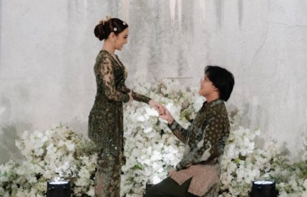 Mahalini Pakai Kebaya Hijau saat Dilamar Rizky Febian, Ini Maknanya