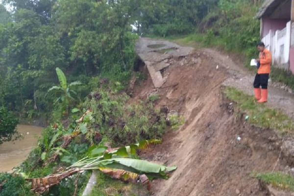 Tanah Longsor Terjang Tanjungsari Bogor, Ratusan Warga Mengungsi