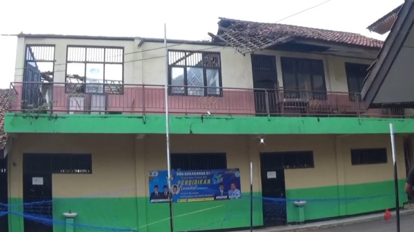 Miris! Gedung SDN 01 Sukadanau Bekasi Ambruk, 2 Kelas Rusak Berat