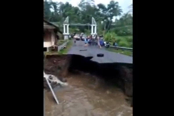 Jalan di Tasikmalaya Ambles, Jalur Penghubung 2 Kecamatan Putus Total