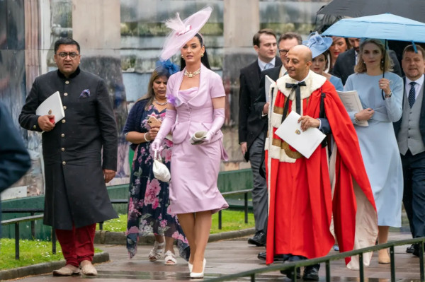 Katy Perry Nyaris Terpeleset dan Jatuh saat Penobatan Raja Charles III