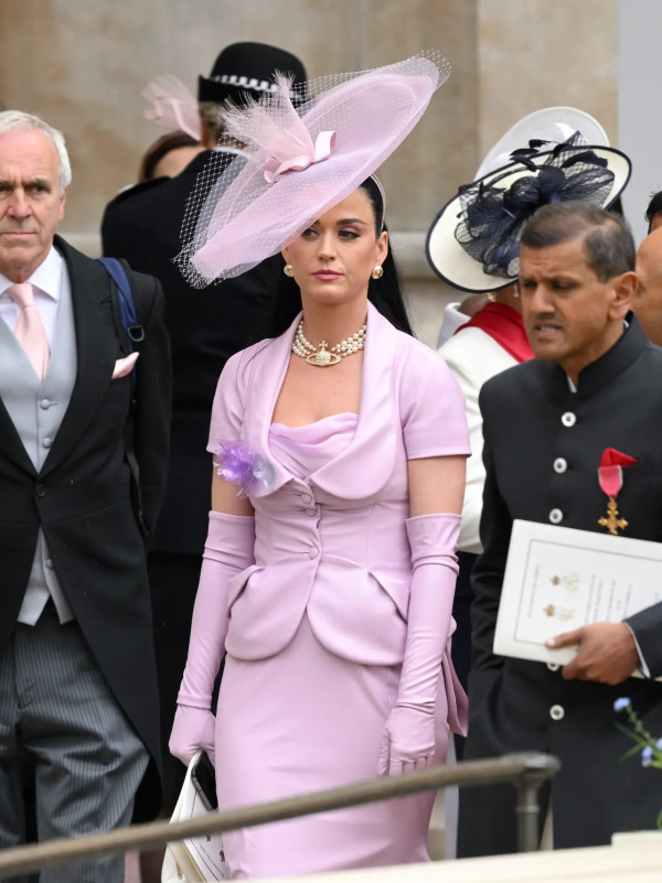 Katy Perry Nyaris Terpeleset dan Jatuh saat Penobatan Raja Charles III