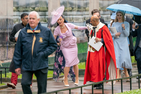 Katy Perry Nyaris Terpeleset dan Jatuh saat Penobatan Raja Charles III