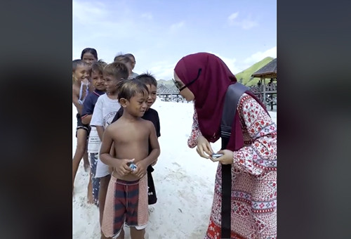 Momen Ria Ricis Bagikan Uang Tunai Pecahan Rp50 Ribu pada Anak-Anak, Ada yang Salah Fokus
