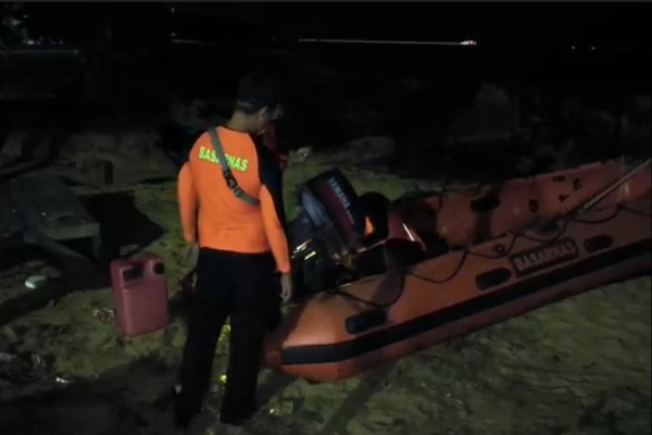 Mengharukan! Ayah Korban Tenggelam Kumandangkan Adzan di Tepi Pantai Samudra Indah
