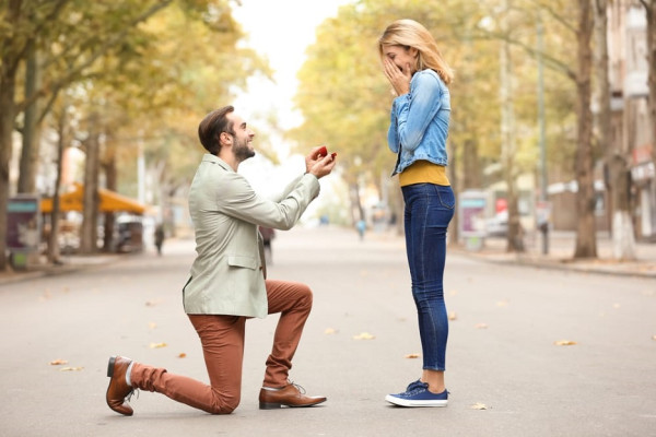 Cara Paling Romantis Melamar Seseorang, yang Punya Nyali Bisa Coba Nomor 3