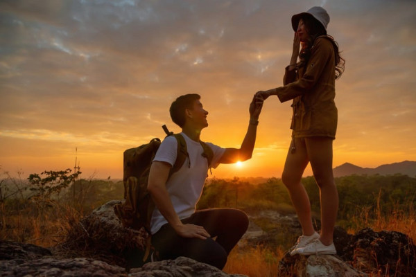 Cara Paling Romantis Melamar Seseorang, yang Punya Nyali Bisa Coba Nomor 3