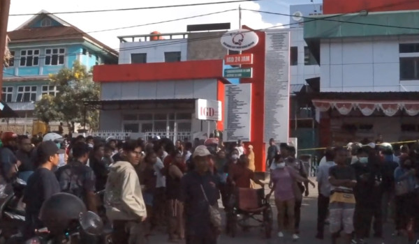 Penampakan Pasien dan Warga Panik saat Api Membakar RSUD Abepura