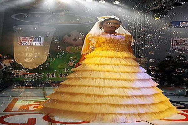 5 Gaun Pengantin Terburuk di Dunia, Terbuat dari Kondom hingga Darah Vampir