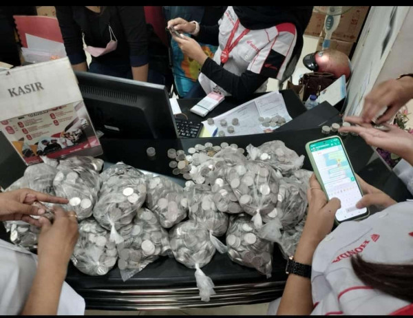 Viral! Nenek di Malang Beli Motor Pakai Uang Receh Rp10 Juta, Hitungnya 5 Jam