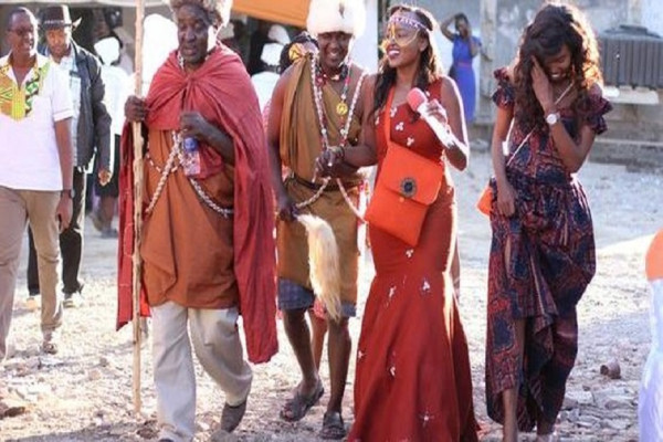 5 Tradisi Pernikahan Tak Biasa di Dunia, Mempelai di Kenya Biasa Diludahi