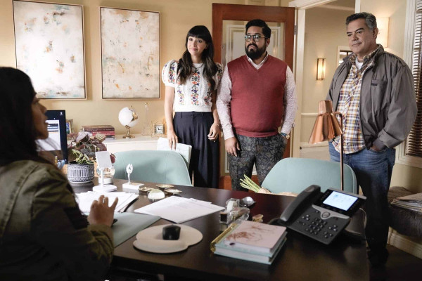 CERMIN: Gina Rodriguez Bisa Melihat Orang Mati