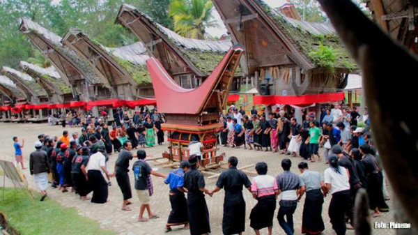 6 Upacara Pemakaman Unik di Indonesia, Kental Aura Mistis