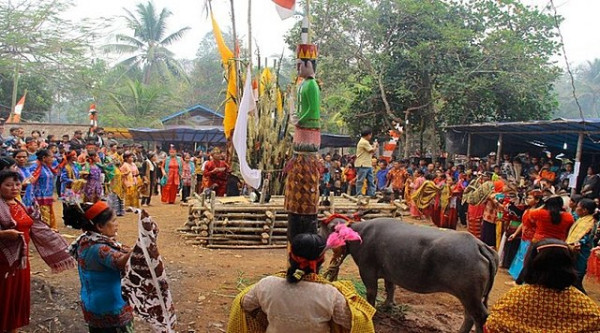 6 Upacara Pemakaman Unik di Indonesia, Kental Aura Mistis