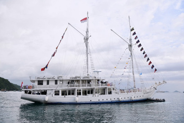 Momen Jokowi Ajak Pemimpin ASEAN Nikmati Senja di Labuan Bajo dari Kapal Pinisi