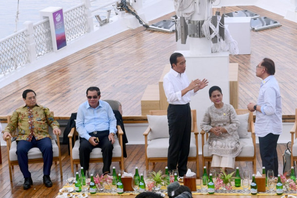 Momen Jokowi Ajak Pemimpin ASEAN Nikmati Senja di Labuan Bajo dari Kapal Pinisi