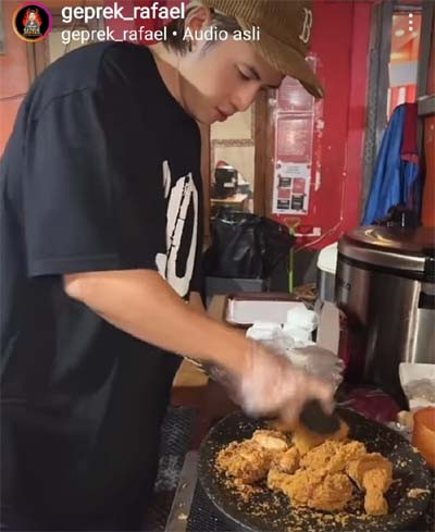Rafael Smash Kini Jualan Ayam Geprek, Tak Gengsi Turun Langsung Layani Pesanan Pelanggan
