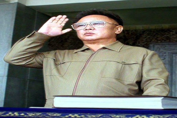 6 Tokoh Dunia dengan Pakaian Ikonik, Tongkat Komando dan Peci Sukarno Melegenda