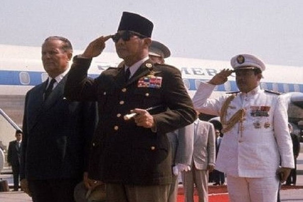 6 Tokoh Dunia dengan Pakaian Ikonik, Tongkat Komando dan Peci Sukarno Melegenda