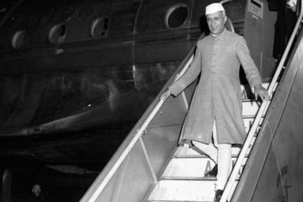 6 Tokoh Dunia dengan Pakaian Ikonik, Tongkat Komando dan Peci Sukarno Melegenda
