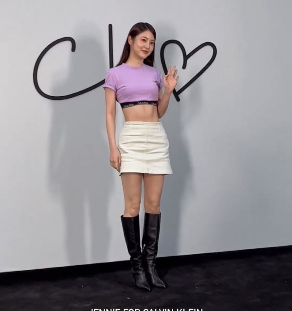 8 Seleb yang Pakai Koleksi Jennie for Calvin Klein dan Harganya