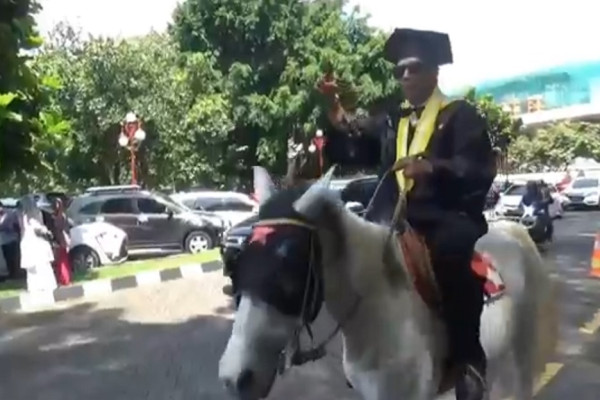 Keren! Wisudawan UGM Tunggangi Kuda saat Hadiri Wisuda