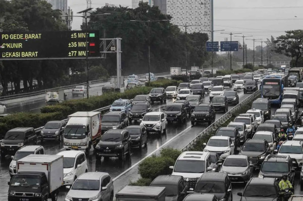 Tips Aman Berkendara Saat Hujan Menggunakan Mobil