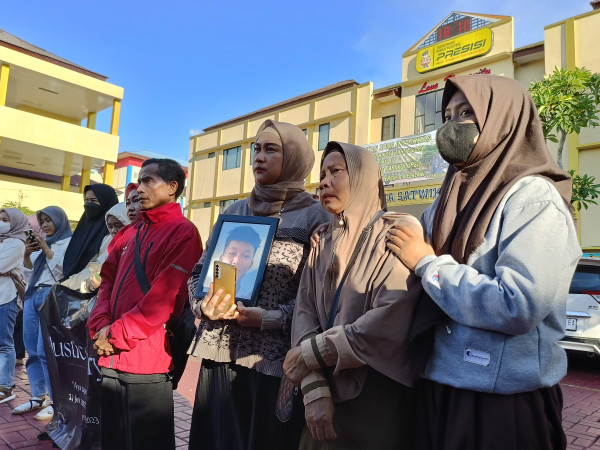 Tangis Haru Keluarga Hadiri Konferensi Pers Tersangka Pembacokan Siswa SMK di Simpang Pomad Bogor