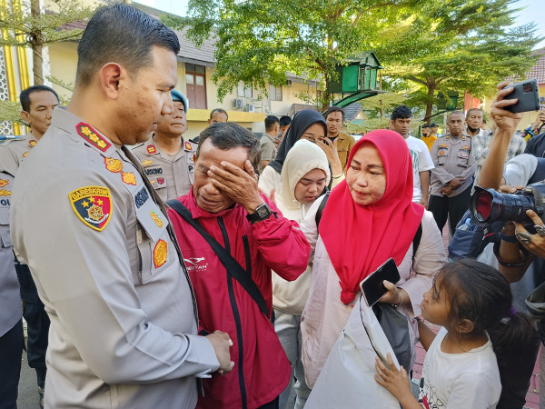 Tangis Haru Keluarga Hadiri Konferensi Pers Tersangka Pembacokan Siswa SMK di Simpang Pomad Bogor