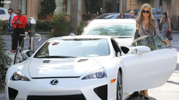 Intip Koleksi Mobil Mewah Paris Hilton, Semuanya Mahal dan Kencang!