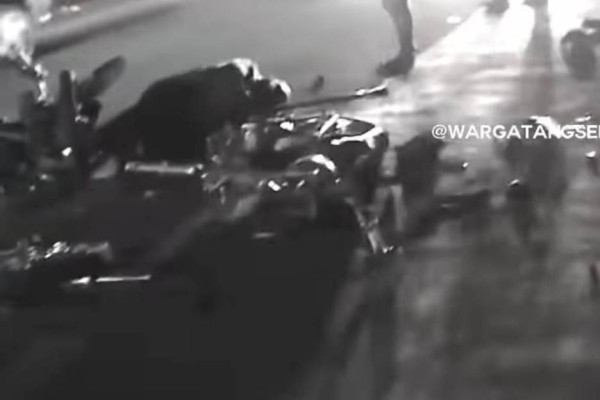 2 Sepeda Motor Ringsek Bertabrakan di Ciputat, 3 Orang Luka Parah