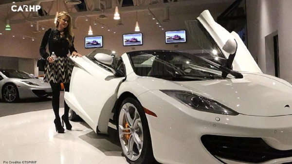 Intip Koleksi Mobil Mewah Paris Hilton, Semuanya Mahal dan Kencang!