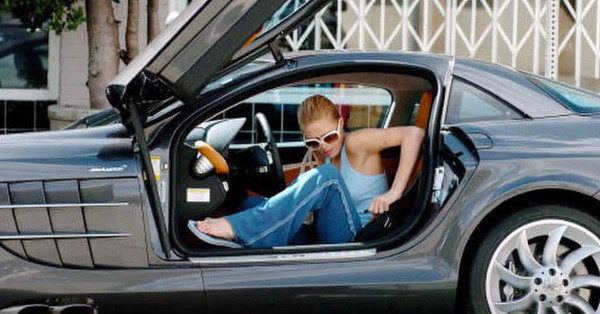 Intip Koleksi Mobil Mewah Paris Hilton, Semuanya Mahal dan Kencang!