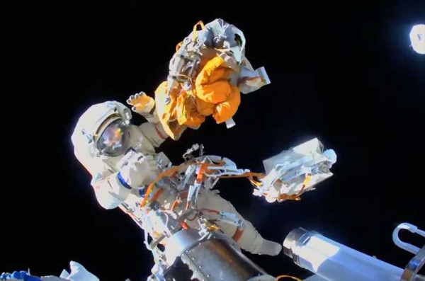 5 Jam Bertugas di Luar ISS, 2 Astronot Rusia Berhasil Aktifkan Radiator Pendingin