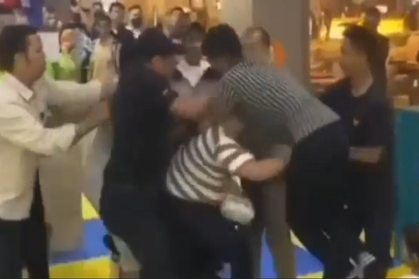 Memalukan! 2 Bapak Adu Jotos di Wahana Permainan Anak di Mal Makassar, Ini Pemicunya