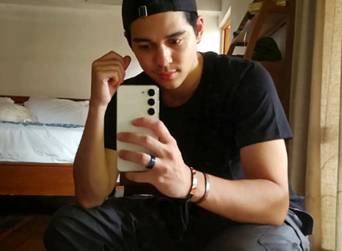 5 Potret Ganteng Maxime Bouttier, Aktor yang Dirumorkan Jadi Pacar Brondong Luna Maya
