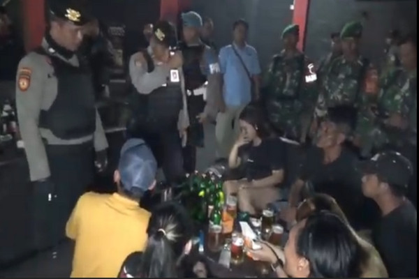 Asyik Tenggak Miras Bersama Wanita-wanita Seksi, Pengunjung THM Panik Didatangi Petugas Gabungan
