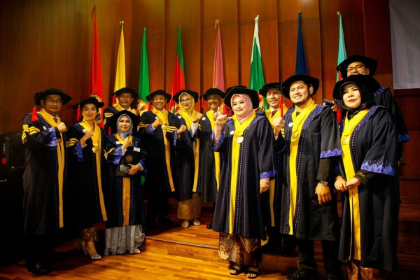 Penuh Kebahagiaan, Airin Rachmi Diany Wisuda S3 di Unpad dengan Predikat Cum Laude