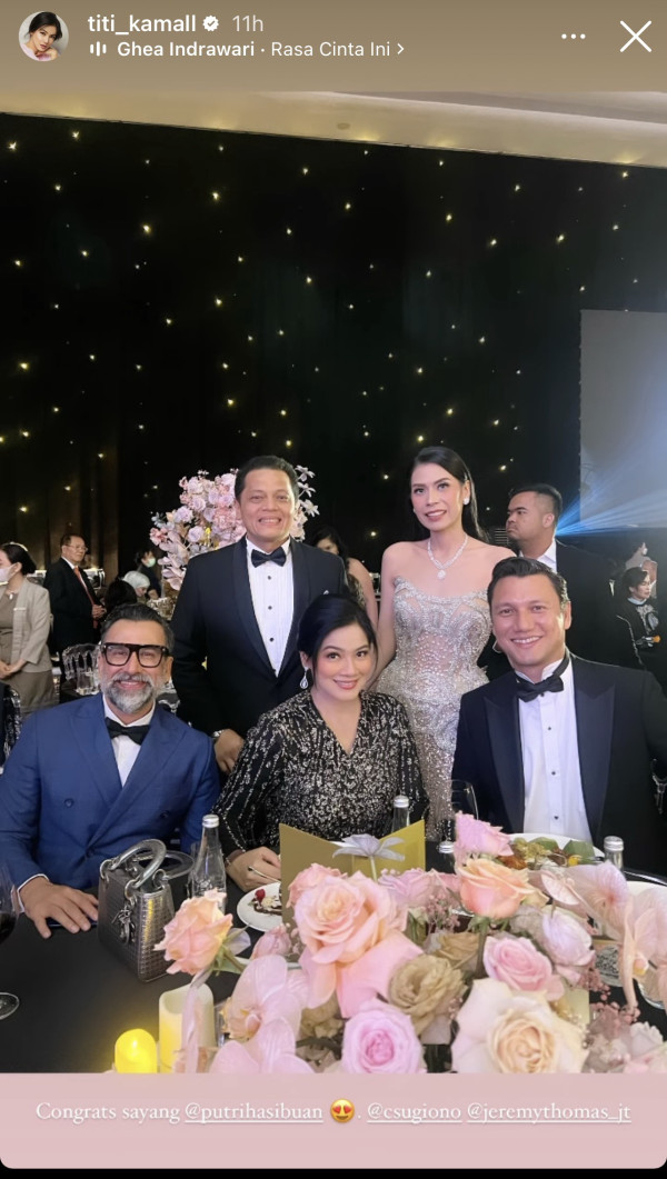 Tak Terpengaruh Isu Selingkuh, Christian Sugiono dan Titi Kamal Tampil Kompak di Pesta Pernikahan