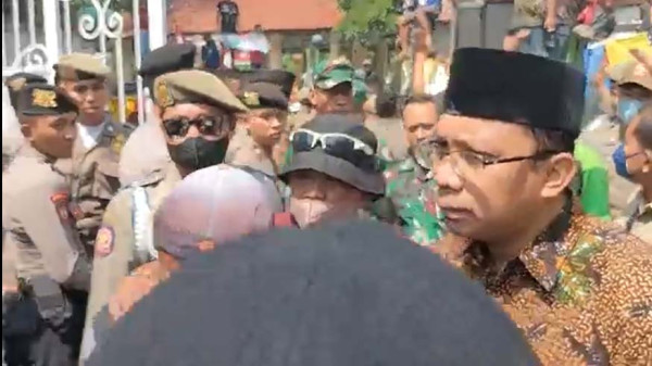 Ratusan Tukang Sampah Blokir Pendopo, Gus Muhdlor Siap Revisi Perbup
