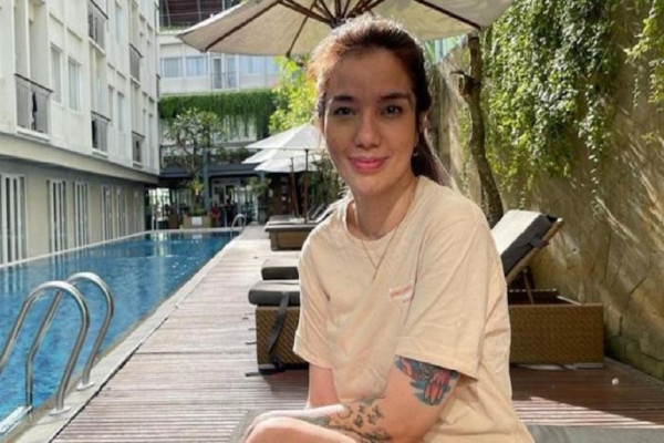 7 Artis dengan Tato di Bagian Sensitif, Nomor 5 Bergambar Pistol di Sekitar Dada