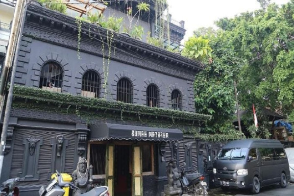 Potret Rumah Nyentrik Ahmad Dhani, Nuansa Ghotic dan Penuh Barang Antik