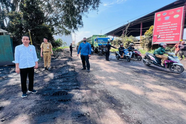 Momen Jokowi Mendadak Tinjau Jalan Rusak di Jambi, Anak-anak Sekolah Senyum Semringah
