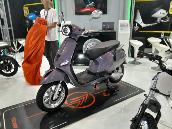 6 Motor Listrik yang Mirip Vespa di PEVS 2023