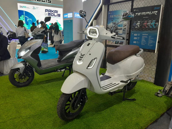 6 Motor Listrik yang Mirip Vespa di PEVS 2023