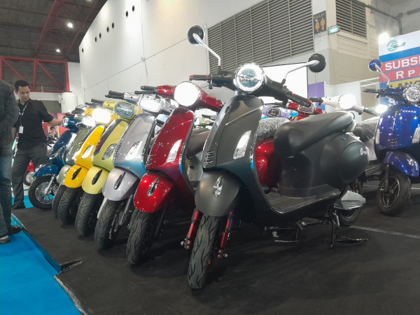 6 Motor Listrik yang Mirip Vespa di PEVS 2023