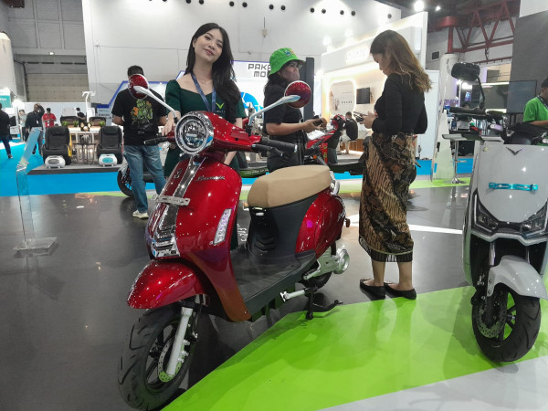6 Motor Listrik yang Mirip Vespa di PEVS 2023