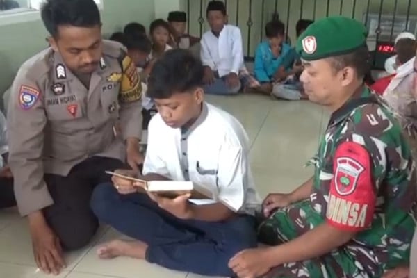 Seru! Begini saat Anggota Polrestabes Makassar Mengajar Anak Jalanan