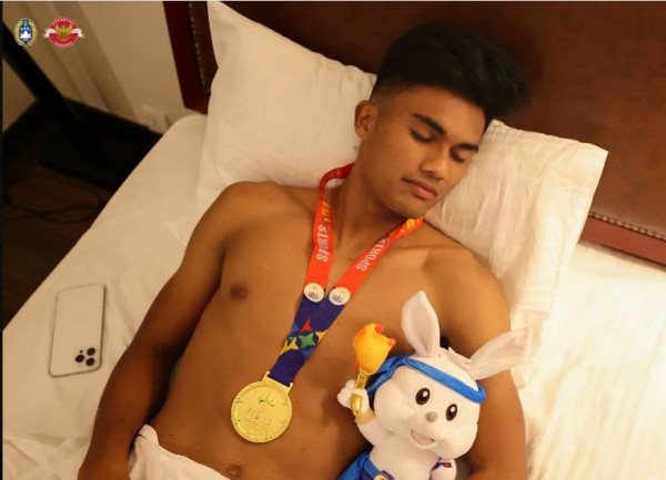 Pemain Timnas Indonesia U-22 Tidur Telanjang Dada Sambil Kalungkan Medali Emas, Netizen: Manis-Manis Banget!